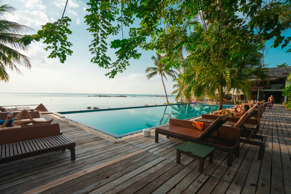 Villa Sora Pool dengan private swimming pool dan sun lounger di tepi kolam